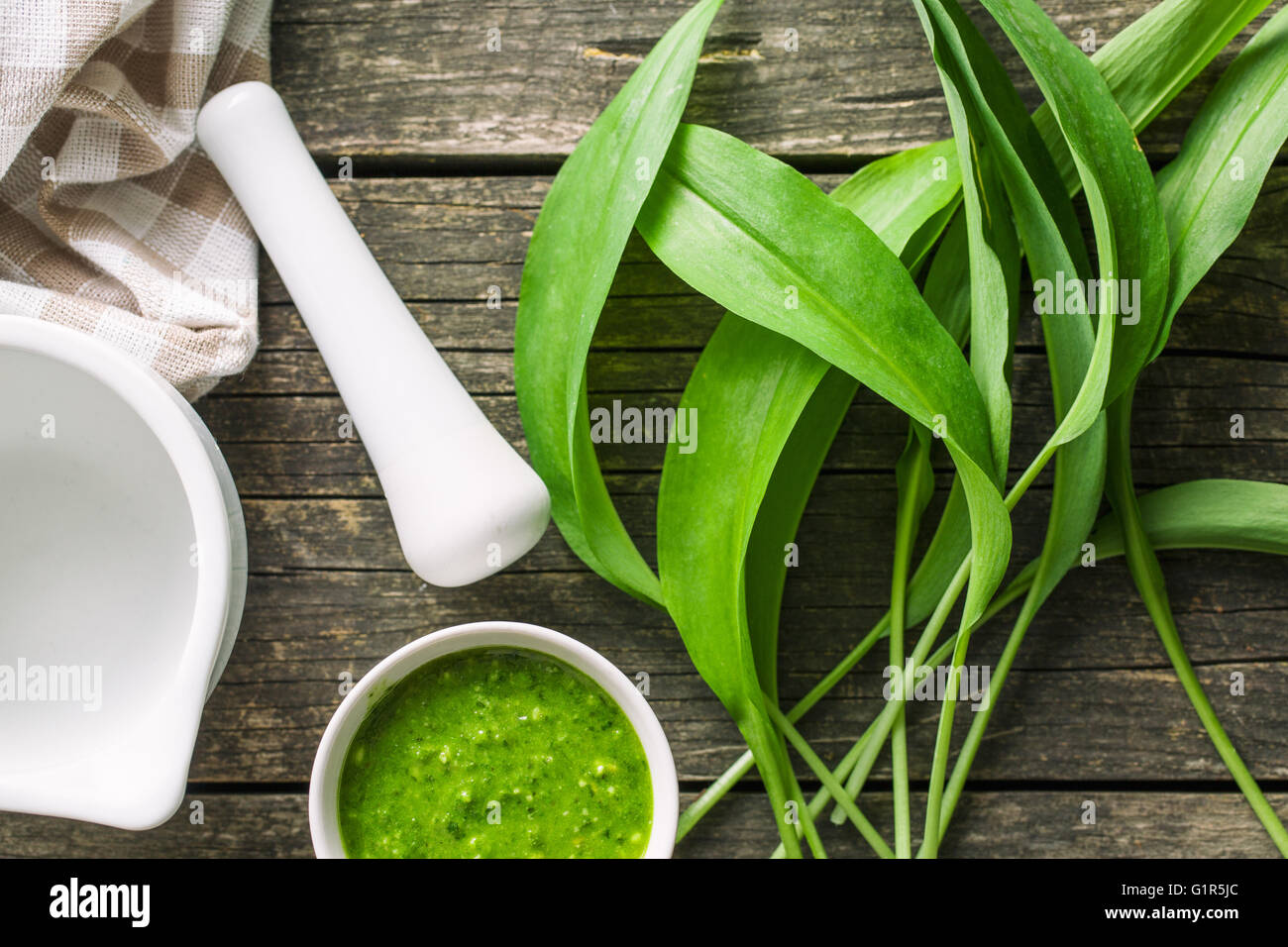 Ramsons frais feuilles. Les feuilles de l'ail sauvage et savoureux pesto. Des légumes sains. Banque D'Images