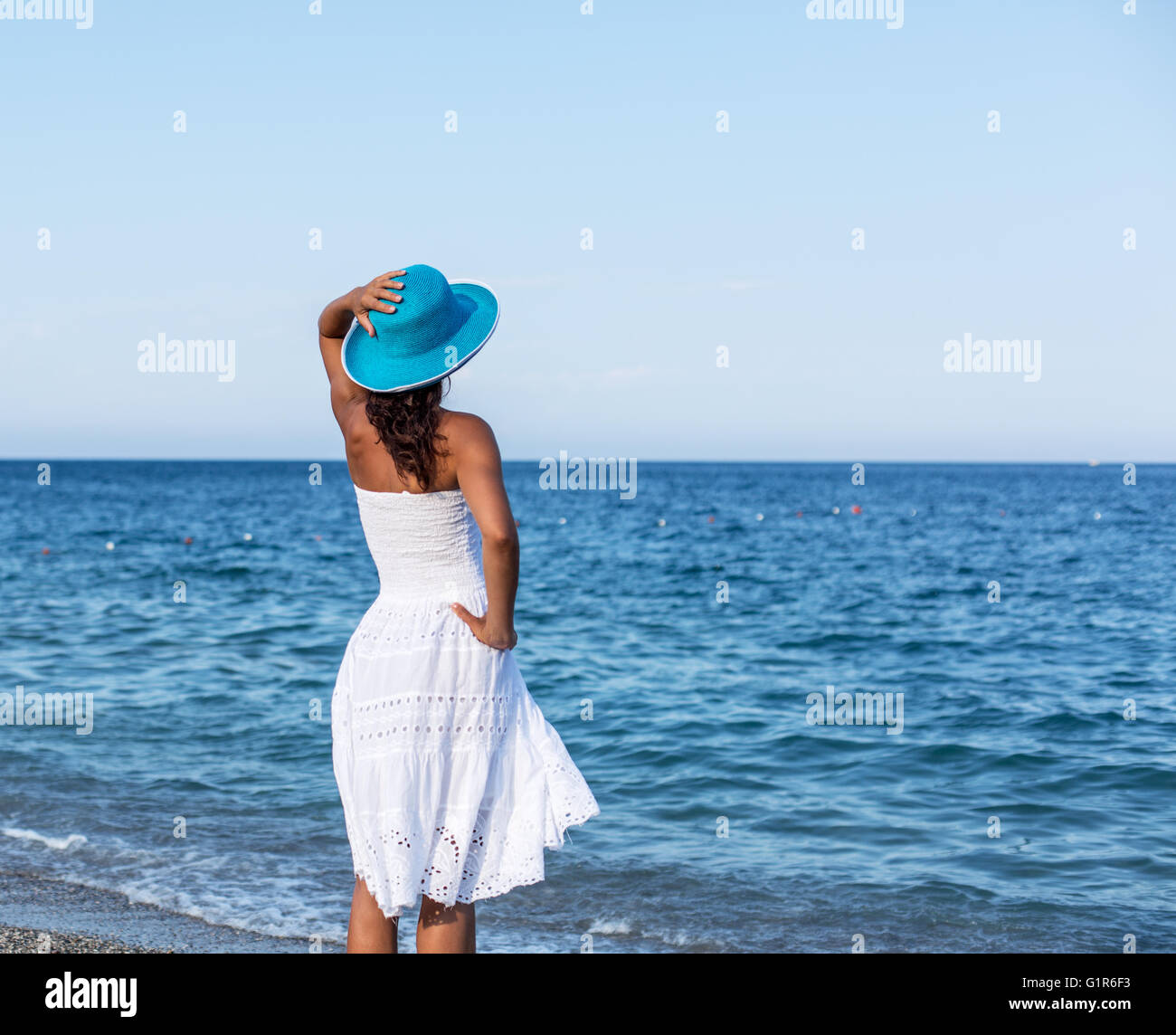 Détente Femme au bord de la mer. Banque D'Images