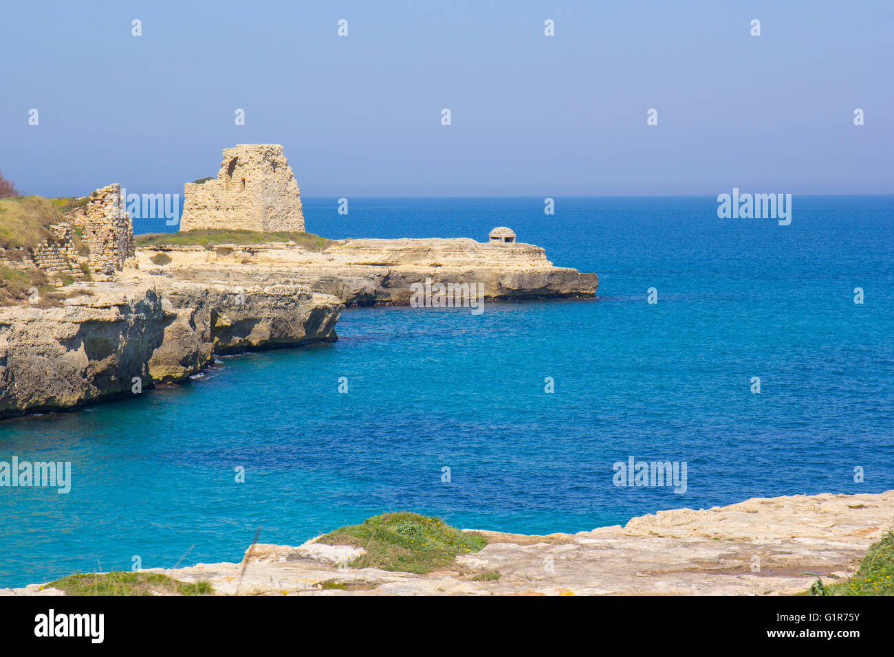 Falaises rocheuses sur la côte entre Roca et Torre dell'Orso dans Salento Banque D'Images
