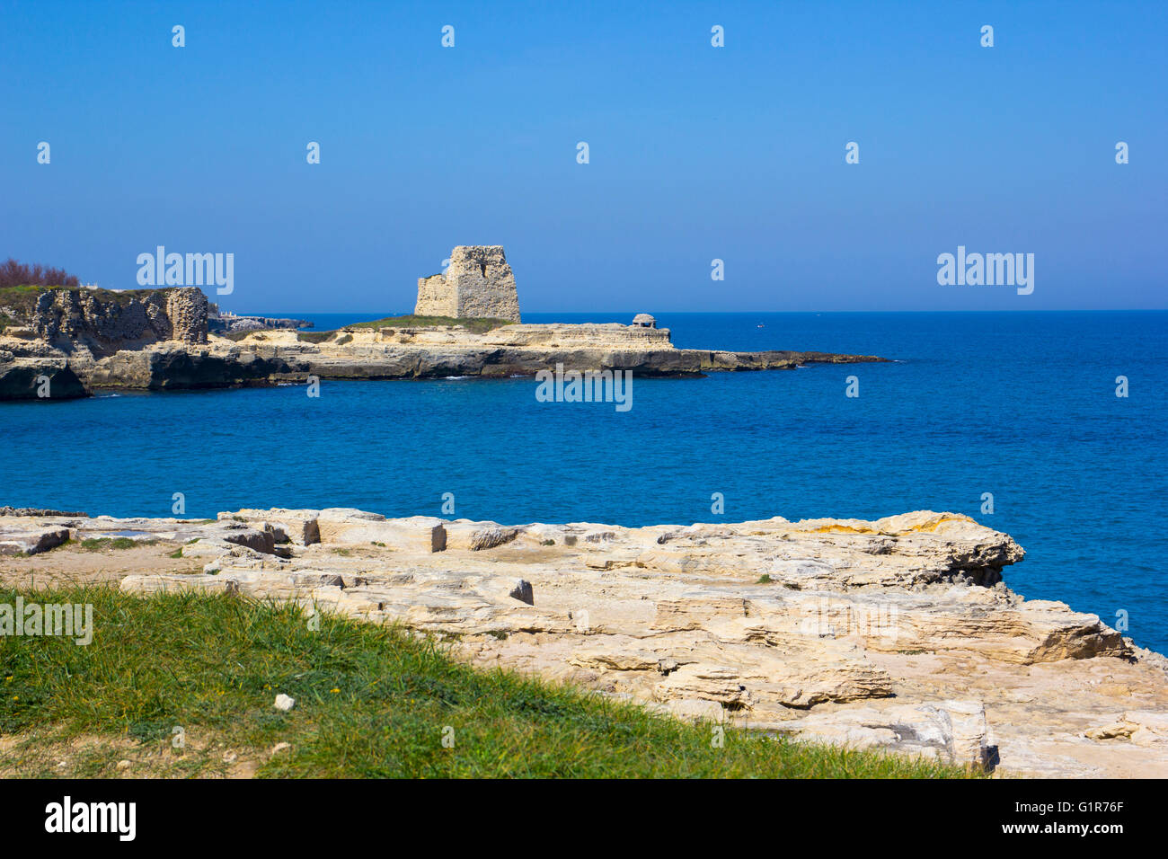 Falaises rocheuses sur la côte entre Roca et Torre dell'Orso dans Salento Banque D'Images
