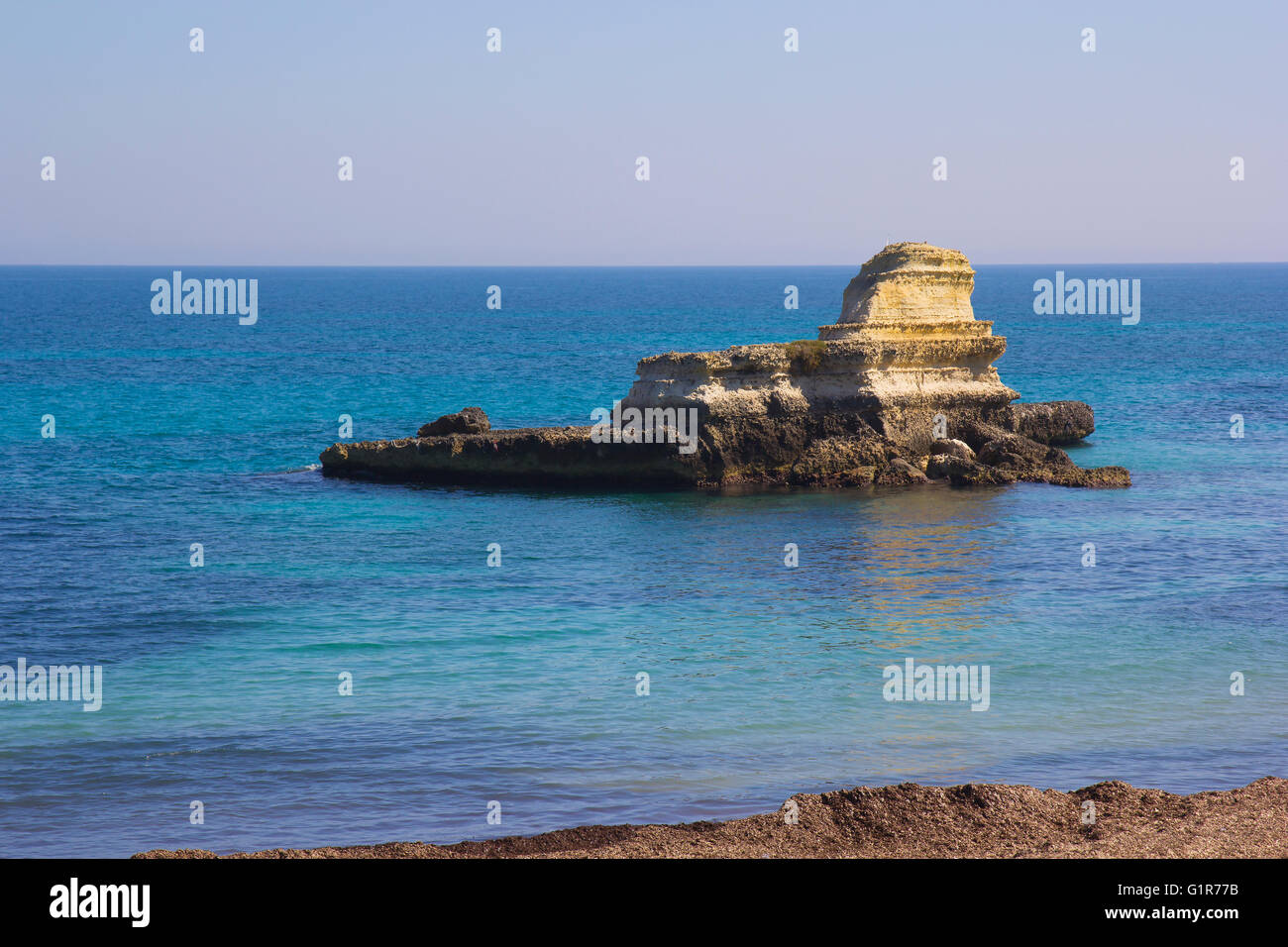 Les cheminées rocheuses de Santo Andrea sur la mer du Salento dans les Pouilles en Italie Banque D'Images