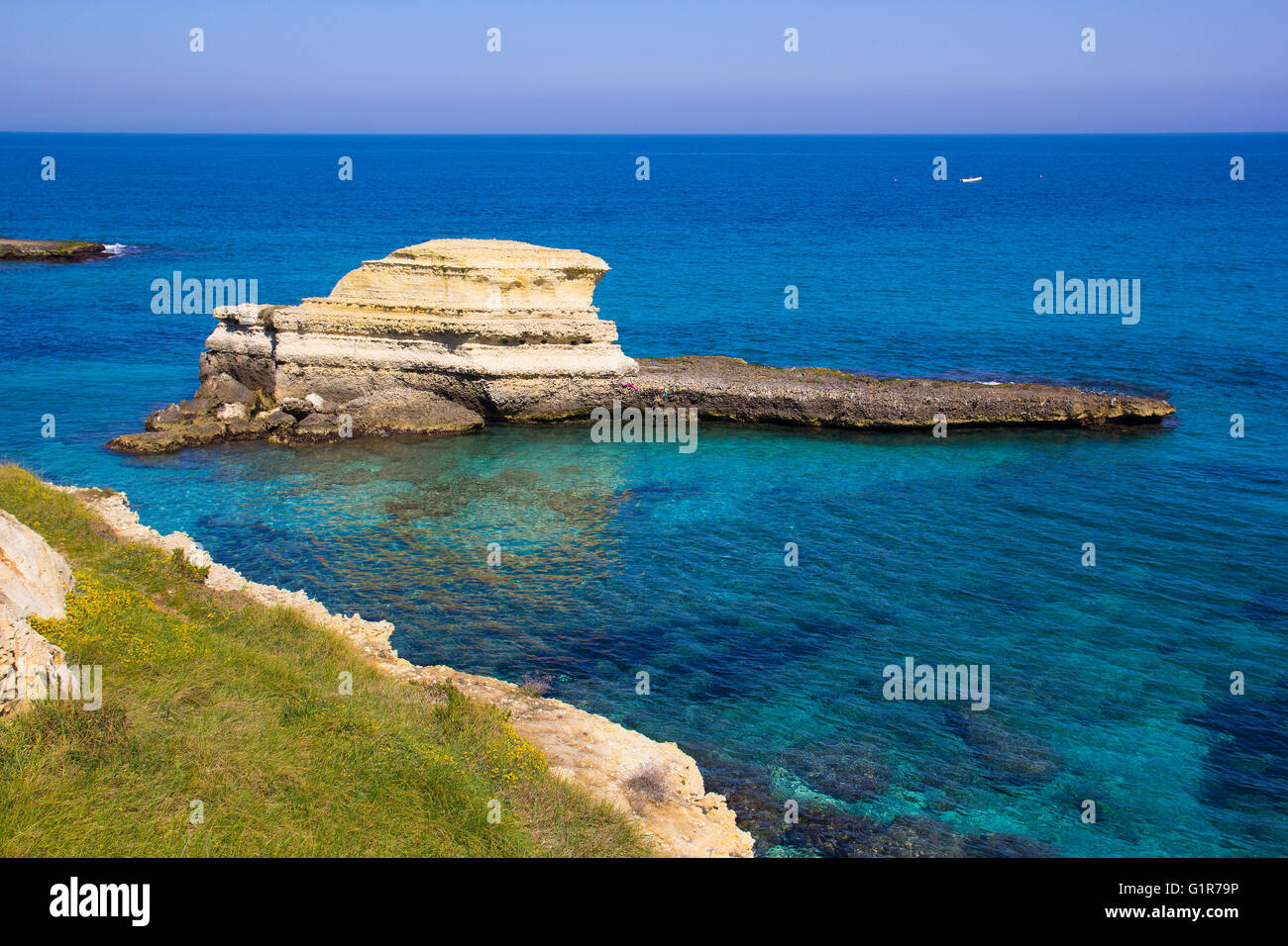 Les cheminées rocheuses de Santo Andrea sur la mer du Salento dans les Pouilles en Italie Banque D'Images