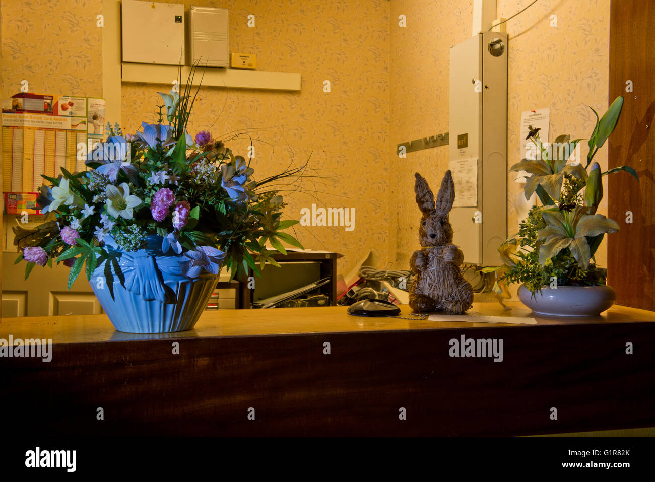 Les lumières fonctionnent encore à la réception dans la région de Linford Park maison de soins infirmiers , Hampshire, au Royaume-Uni Banque D'Images