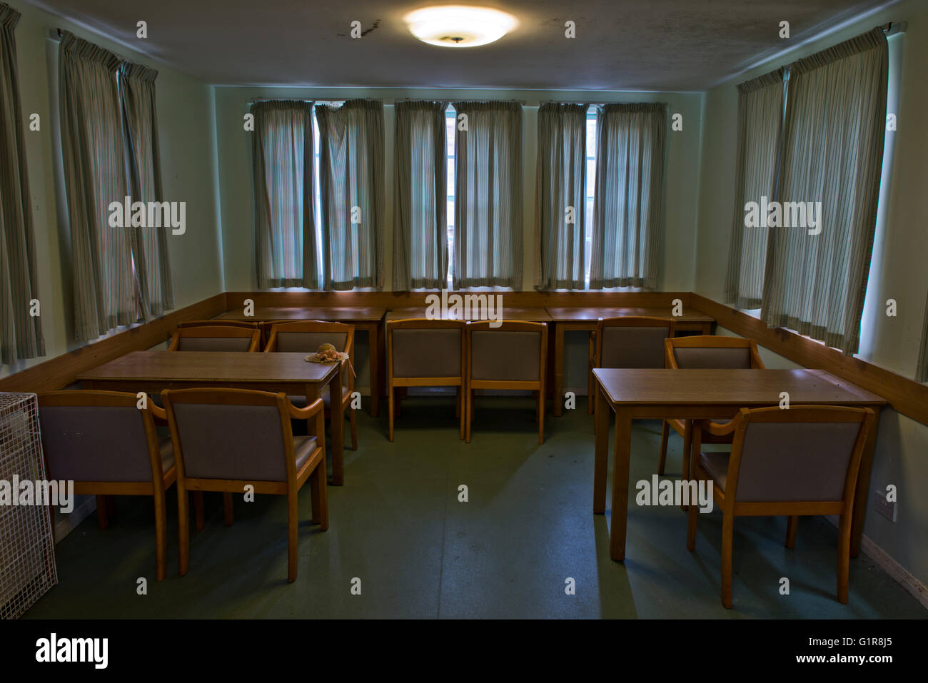 L'éclairage fonctionne encore dans la salle à manger à Linford Park maison de soins infirmiers, Hampshire, Royaume-Uni Banque D'Images