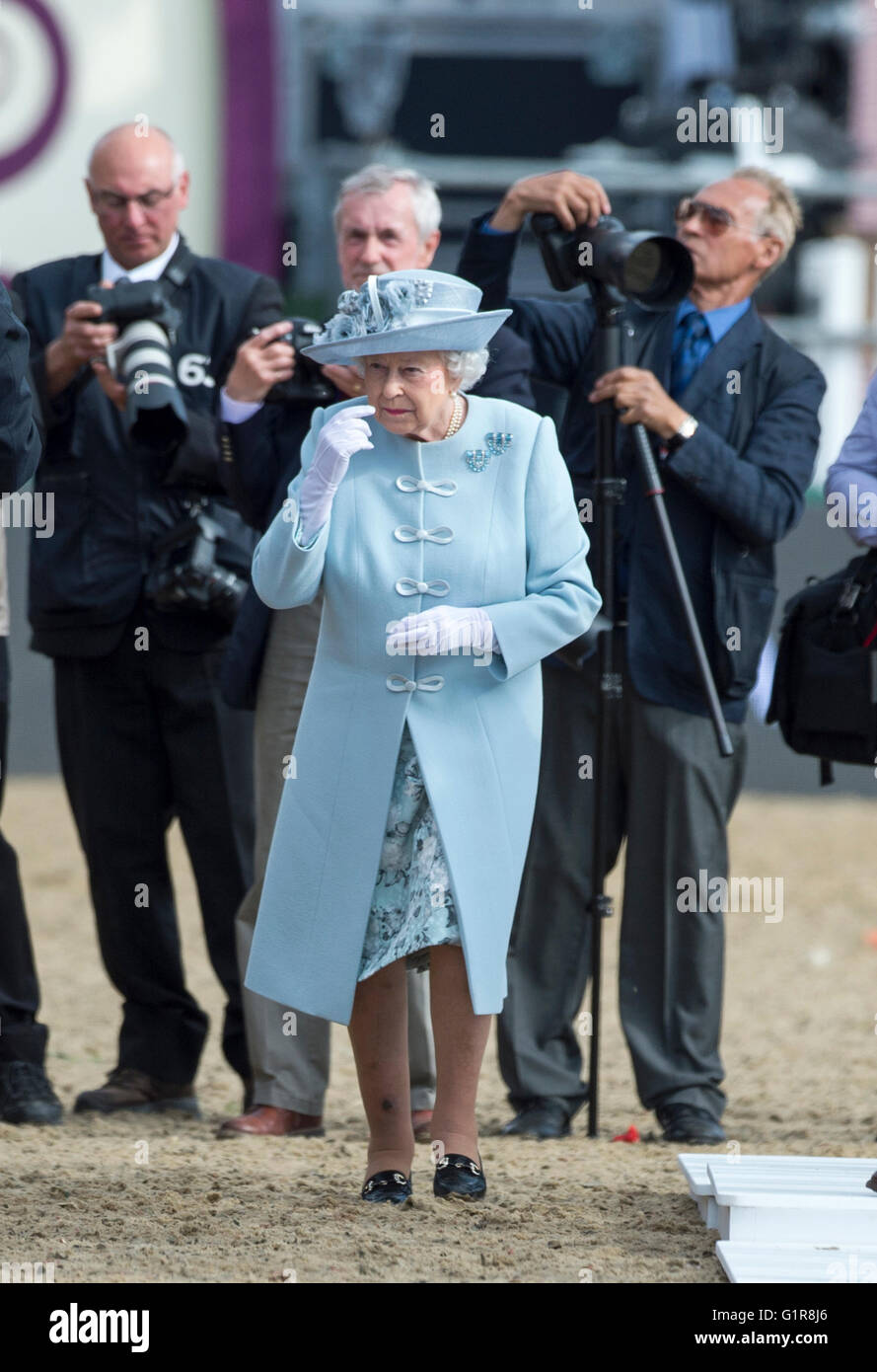 Sa Majesté la Reine d'Angleterre présentant des prix lors d'une calèche événement au Royal Windsor Horse Show en Angleterre. Banque D'Images