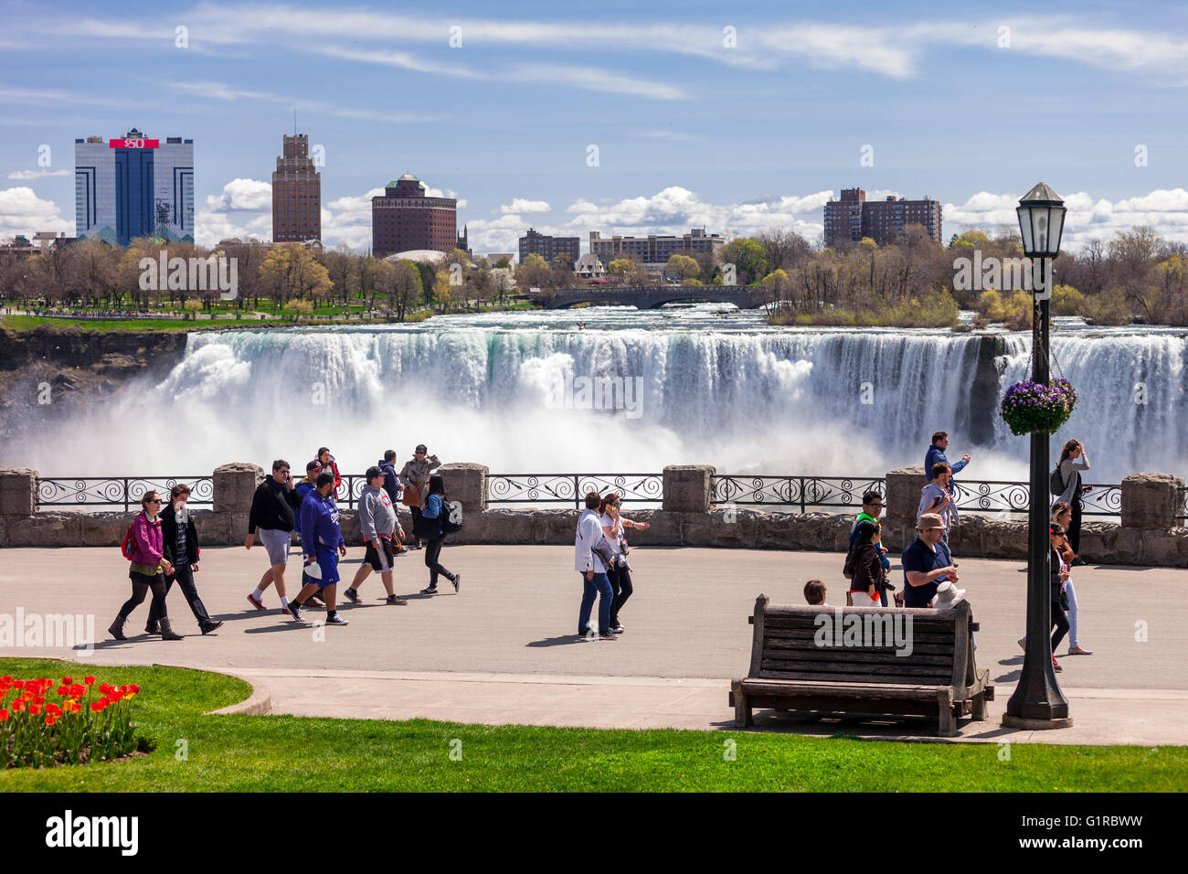 7 mai 2016 - Niagara Falls (Ontario) à pied par les touristes, prenez vos autoportraits et afficher les trois différentes formations en cascade la frontière Banque D'Images