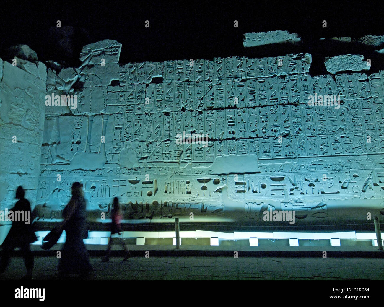 Un mur recouvert de l'écriture hiéroglyphique à Karnak Temple, Luxor Banque D'Images