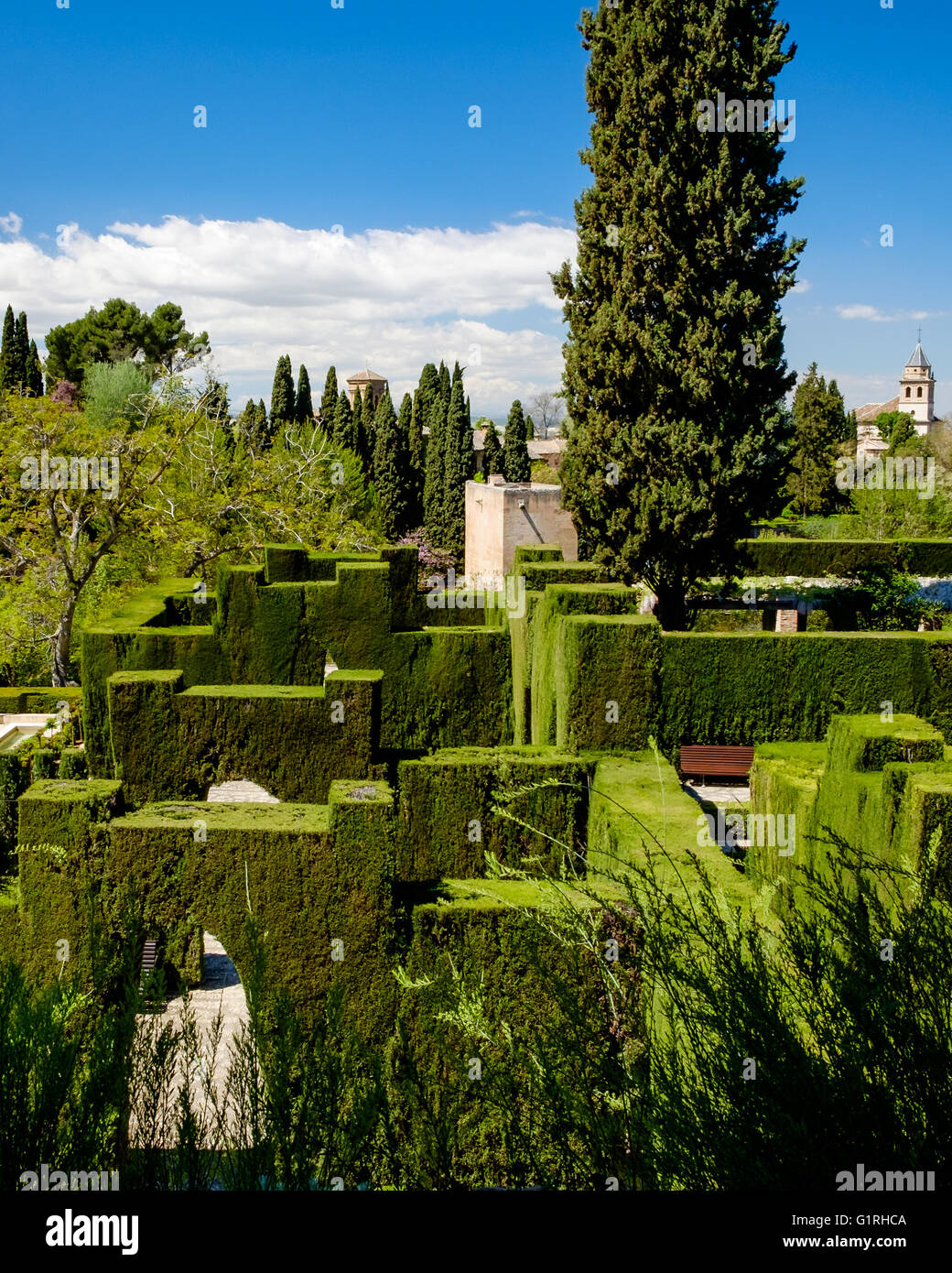 Avis d'une partie de l'Alhambra et les jardins du bâtiment à Grenade, Espagne. Banque D'Images