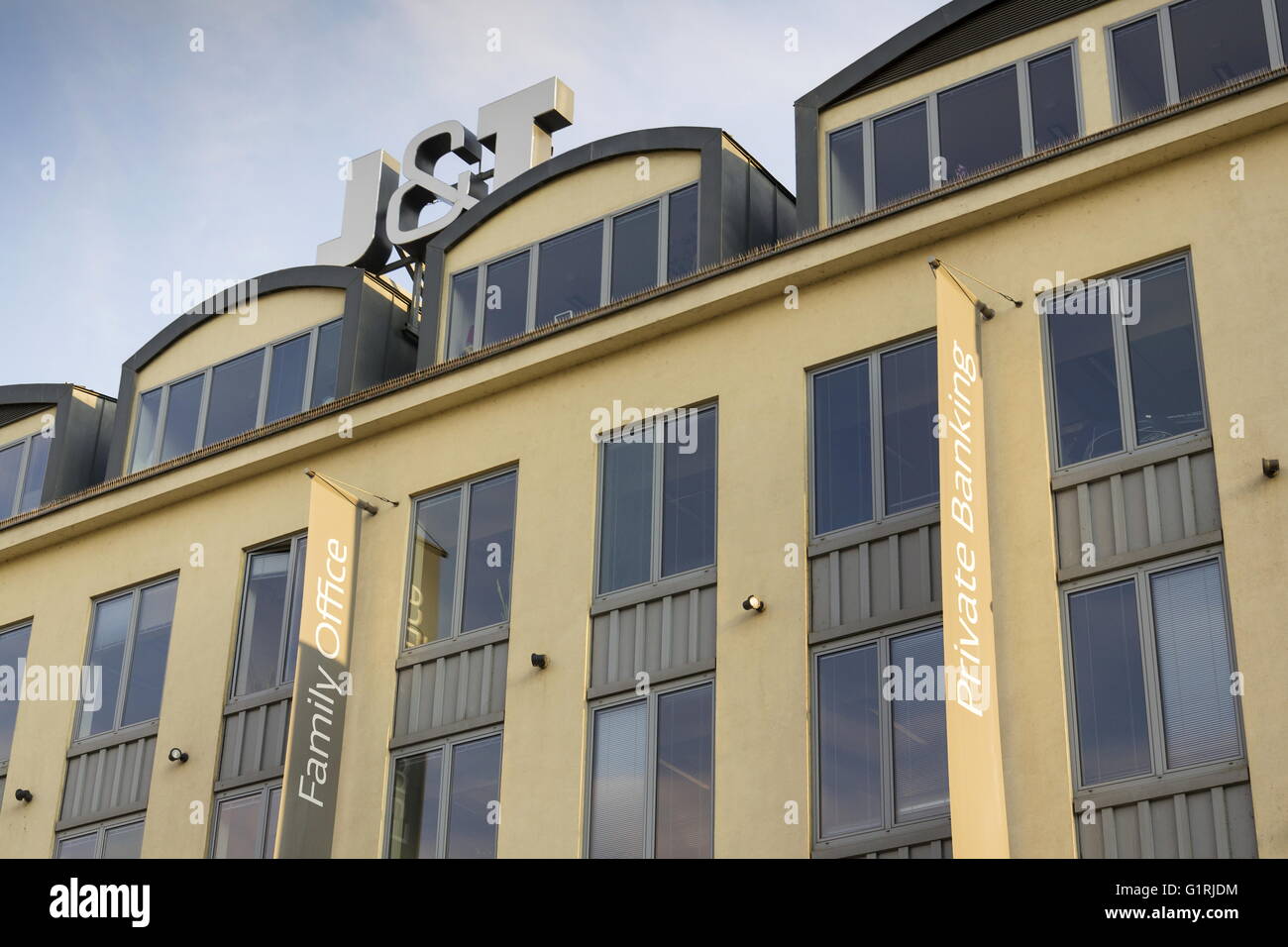 PRAGUE, RÉPUBLIQUE TCHÈQUE - le 31 Mars : J&T des Finances Groupe SE logo de l'entreprise sur le bâtiment de l'administration centrale tchèque le 31 mars 2016 Banque D'Images
