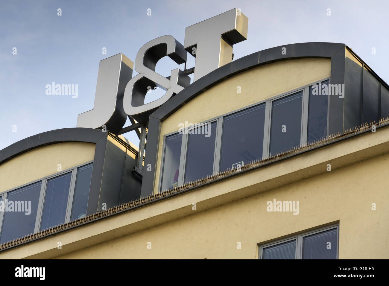 PRAGUE, RÉPUBLIQUE TCHÈQUE - le 31 Mars : J&T des Finances Groupe SE logo de l'entreprise sur le bâtiment de l'administration centrale tchèque le 31 mars 2016 Banque D'Images