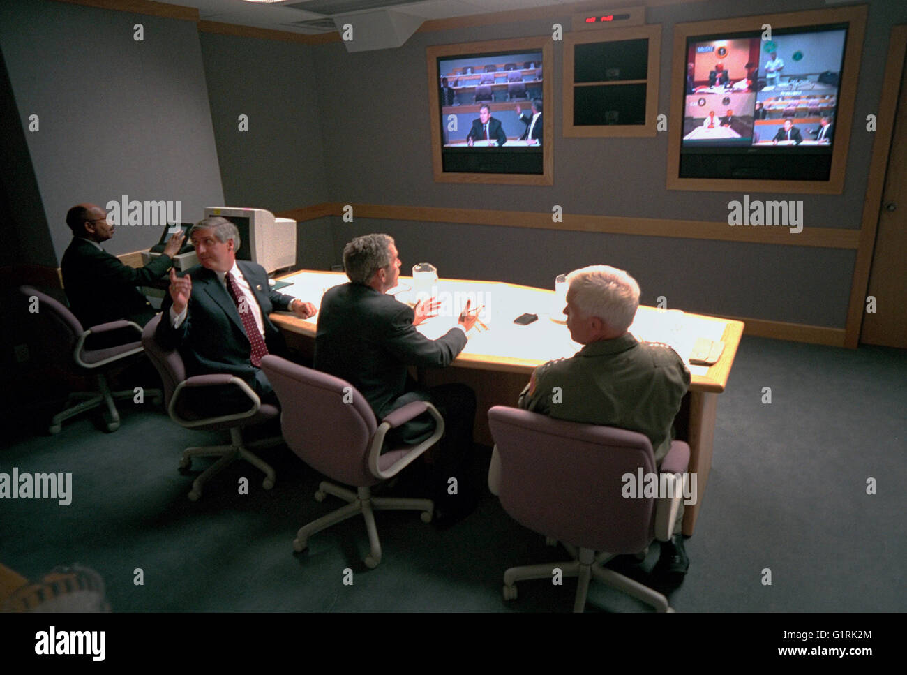 Le président américain George W. Bush, chef de cabinet de la Maison Blanche Andy Card, gauche, et adm. Richard Mies procéder à une vidéoconférence au fil des événements pendant les attaques terroristes du 11 septembre, 2001 à Offutt Air Force Base, Nebraska. Le président Bush a été évacué à la base aérienne à distance rapports suivants de terroristes en direction de la Maison Blanche. Banque D'Images