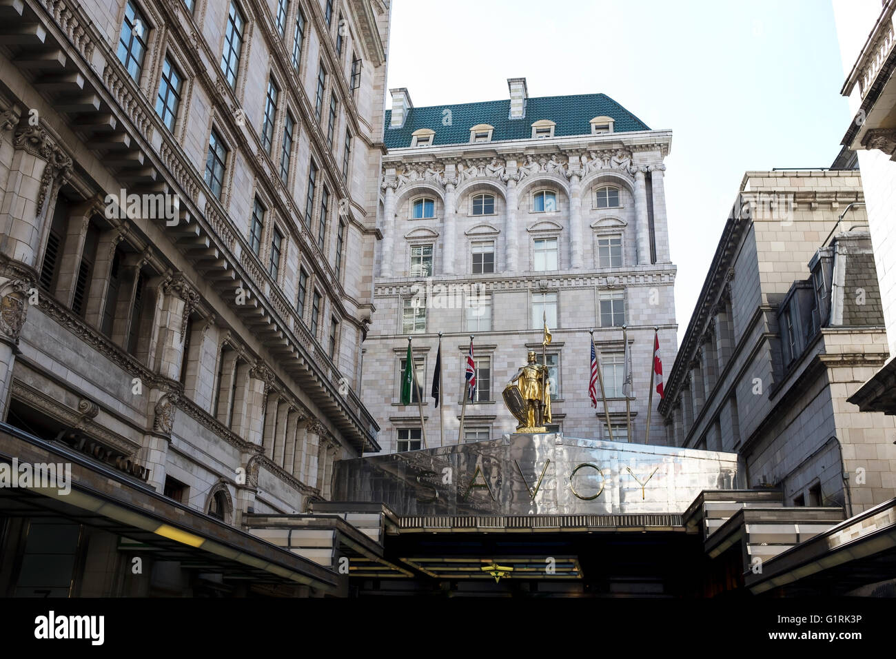 L'entrée métallique couvert de l'Hôtel Savoy à Londres UK Banque D'Images