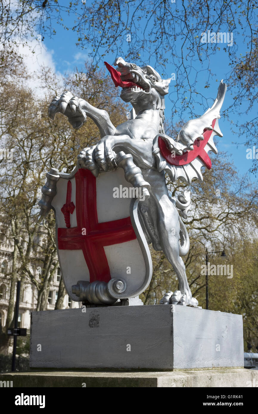 Dragon statue sur Victoria Embankment marquant la limite ouest de la ville de London UK Banque D'Images