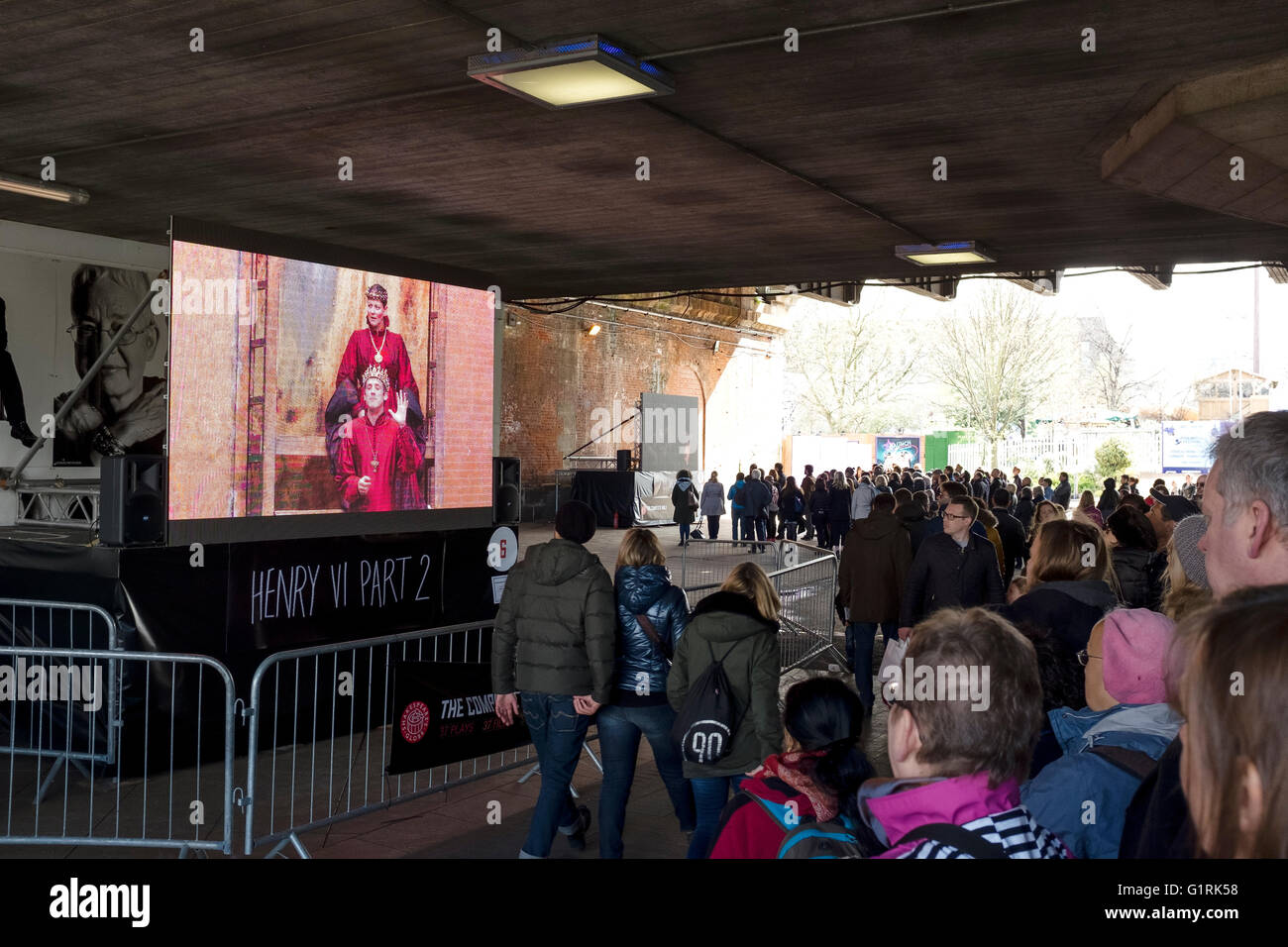 L'ensemble de la marche. La foule regarder un film d'une pièce de Shakespeare sur la Southbank London UK Banque D'Images