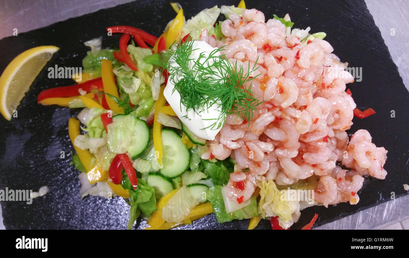 Salade de langoustines, crevettes, sallad, sauce aigre-douce au piment, poivre et citron Banque D'Images