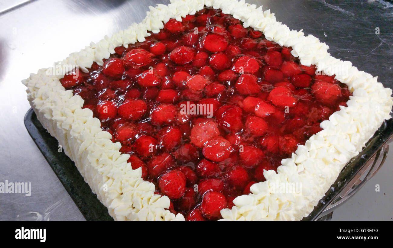 Gâteau rouge de fraises et crème fouettée Banque D'Images