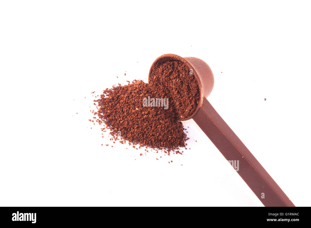 Café brun, hachée, isolé sur fond blanc Banque D'Images