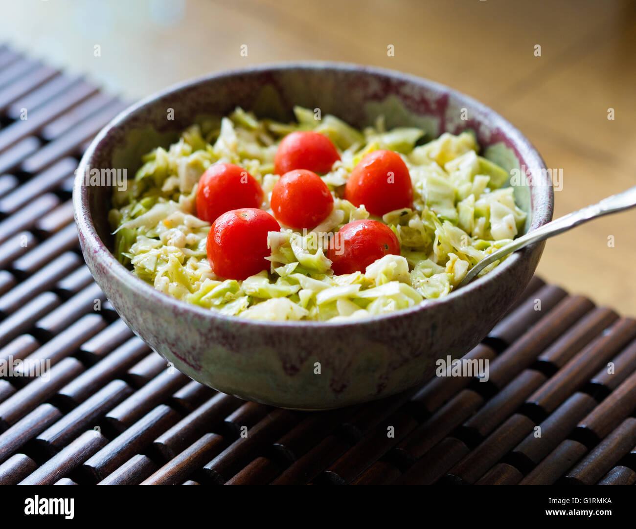 Un bol de salade maison avec des tomates cerises Banque D'Images