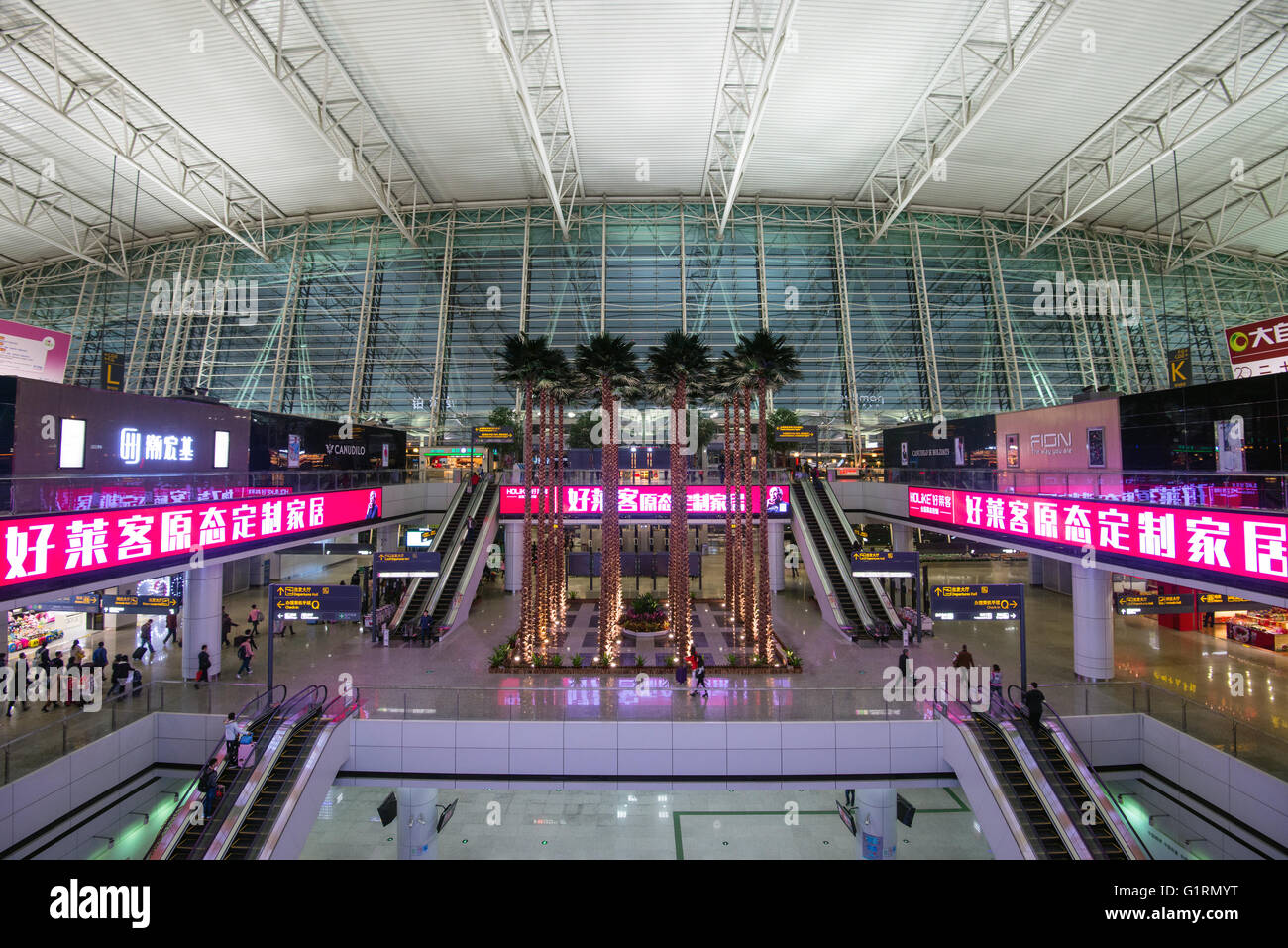 GUANGZHOU, CHINE - Jan 22, 2016 : l'intérieur de l'Aéroport International de Baiyun terminal de départ en Chine. Banque D'Images