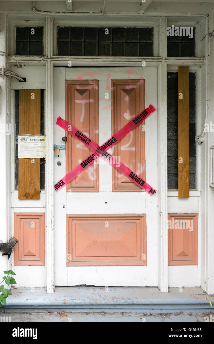 CHRISTCHURCH, NZ - JAN 16 2016 : Détail de porte de bâtiment endommagé séisme à Christchurch. Plus de 1 000 immeubles de la CDB Banque D'Images