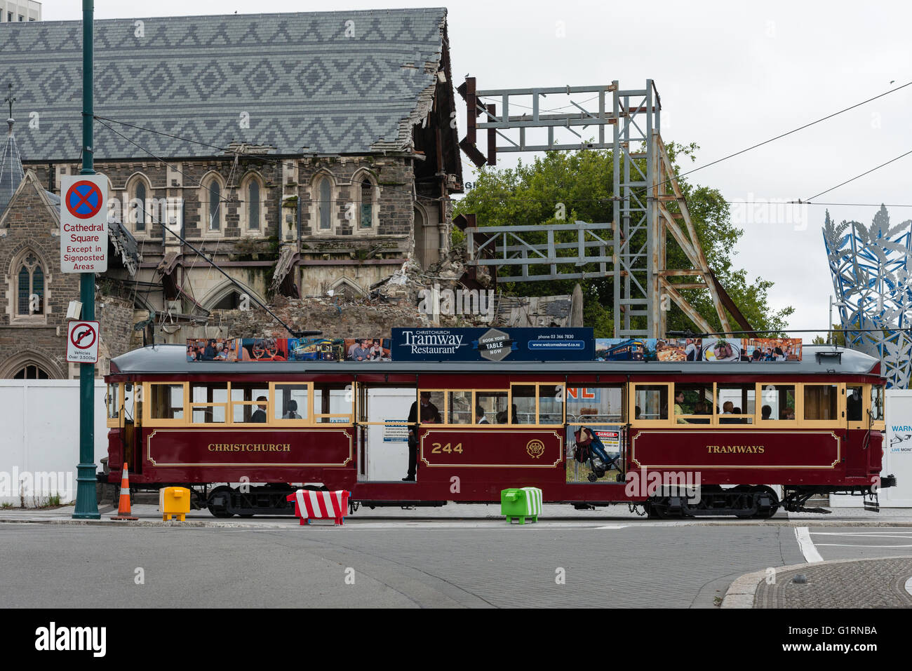 CHRISTCHURCH, NZ - JAN 19 2016 : col de Tram par CHC Cathédrale. Les tremblements de terre ont détruit la spire, tour et endommagé la structure. Banque D'Images