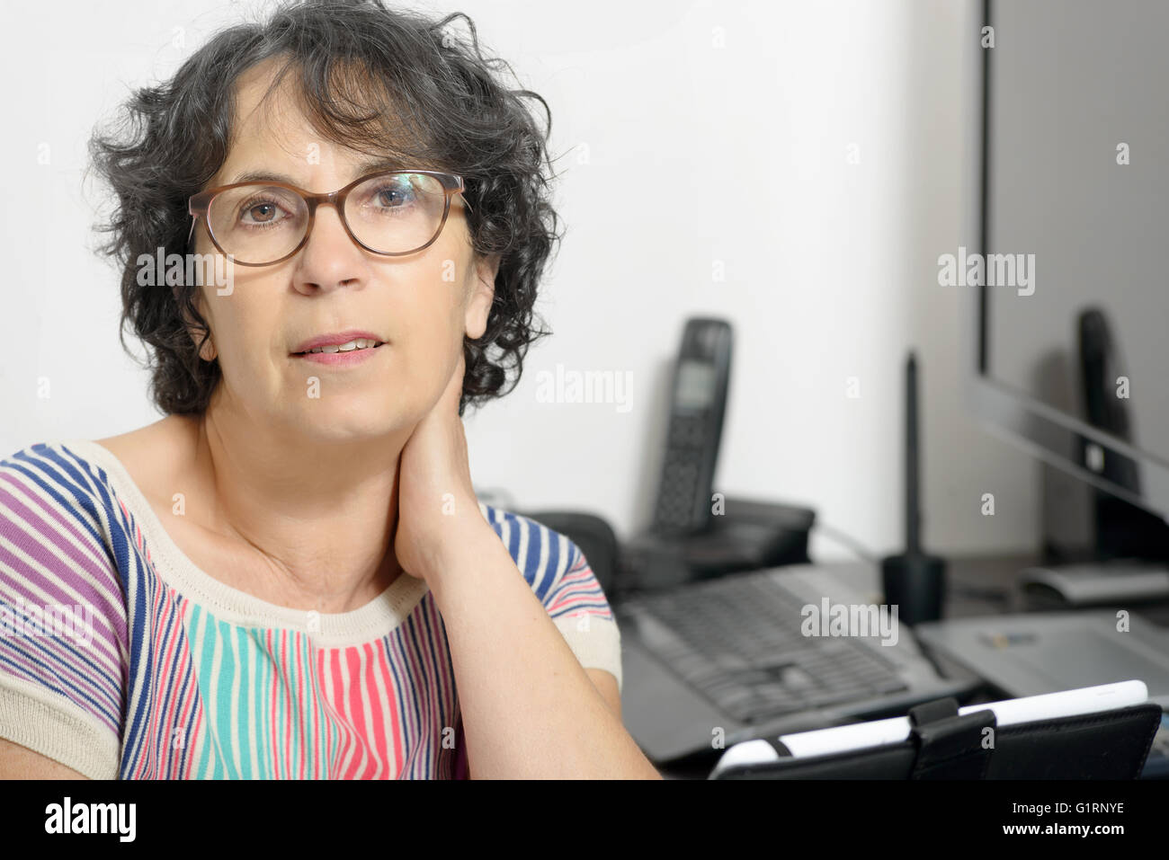 Portrait d'une charmante femme d'âge moyen dans son bureau Banque D'Images