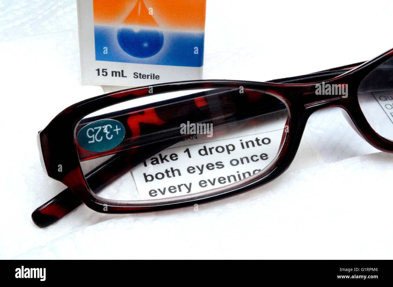 Lunettes de lecture et des gouttes Banque D'Images