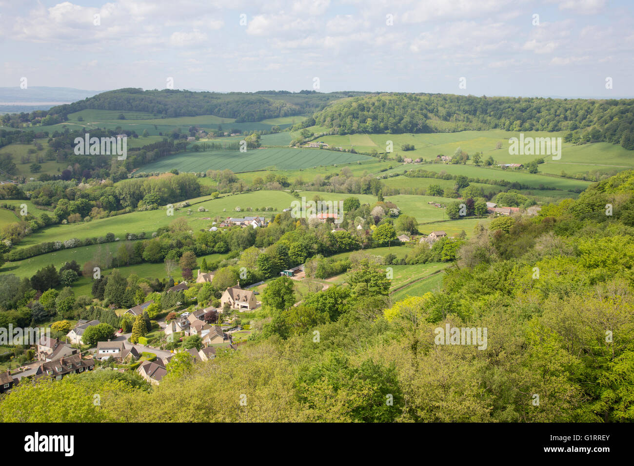 Vue à l'ouest du nord du monument de Tyndale, à travers l'Nibley et le paysage des Cotswolds, Gloucestershire, en Angleterre. Banque D'Images