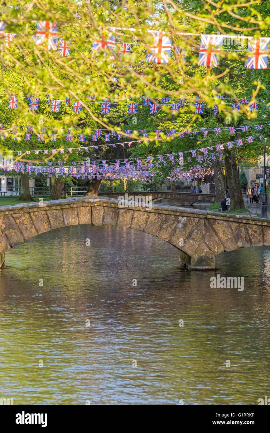 Le village de Cotswold Bourton-on-the-l'eau dans la lumière du soleil du soir, Gloucestershire, England, UK Banque D'Images