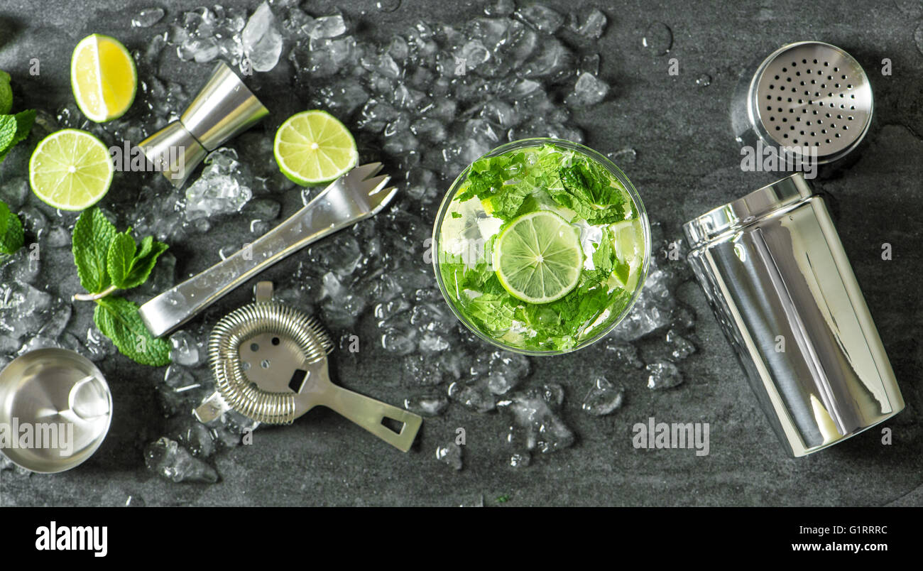Mojito boisson d'été avec de la chaux, de la menthe et de la glace. Vue d'en haut. Verre de cocktail. Banque D'Images