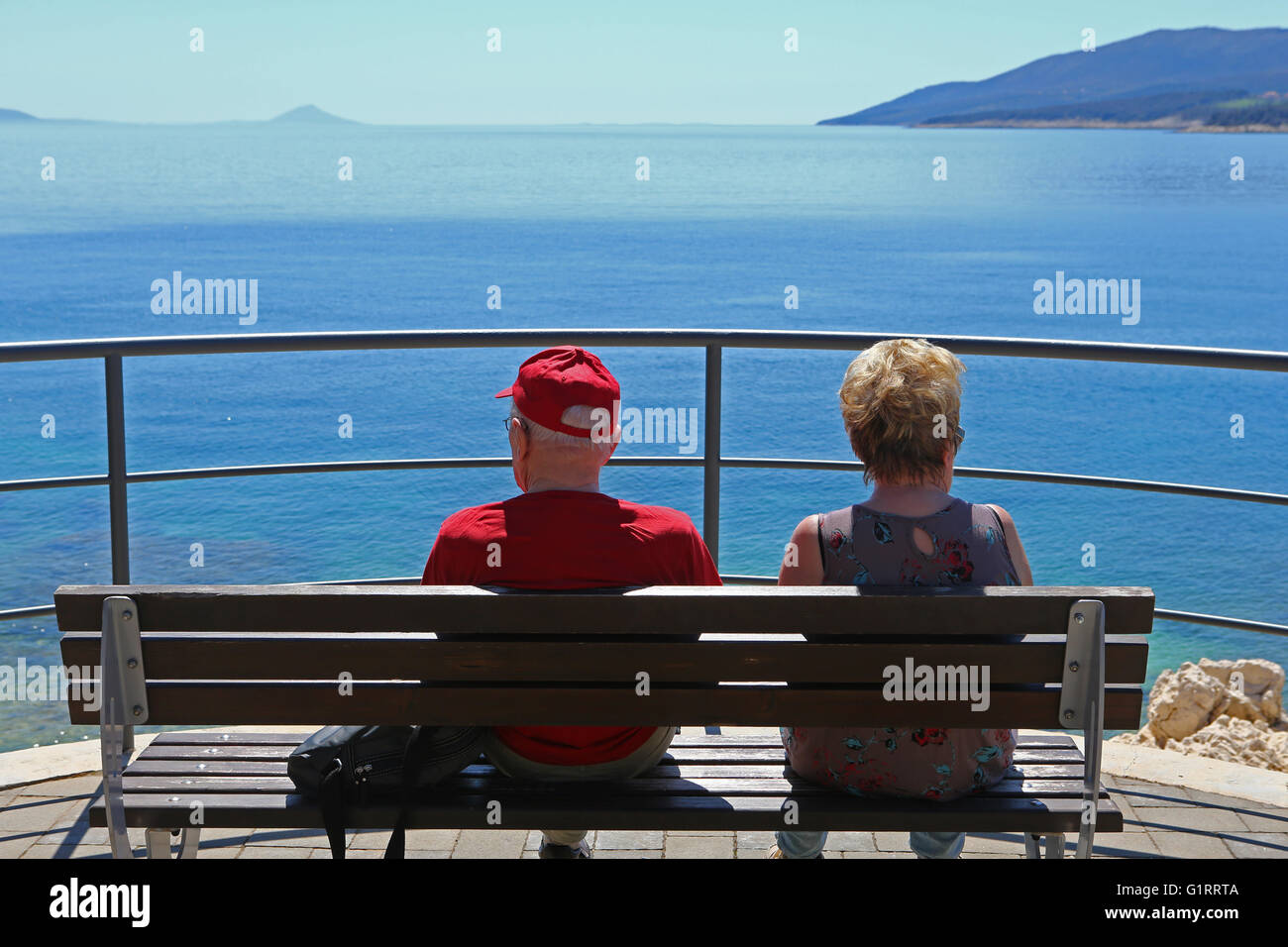Les retraités assis sur un banc à la recherche sur la baie de Kvarner, Istrie, Croatie. Banque D'Images