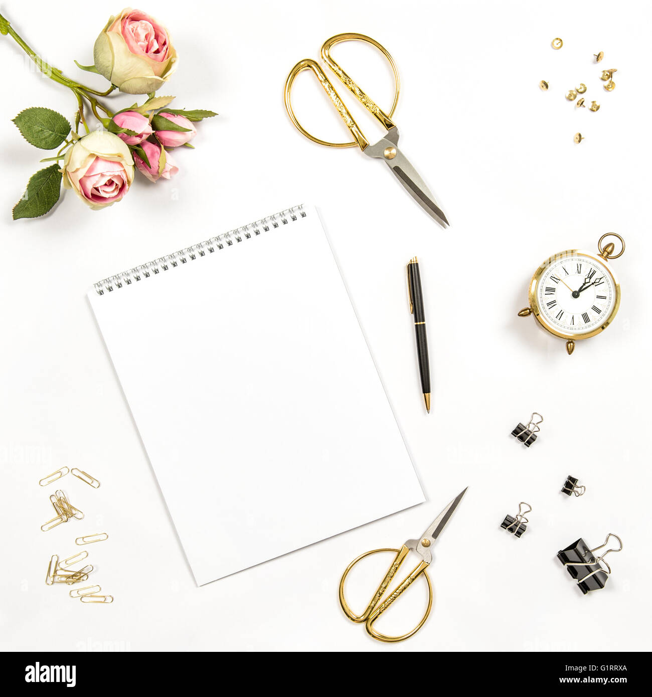 Sketchbook, fleurs, outils et accessoires de bureau. Mise à plat, vue du dessus de l'ordinateur portable Banque D'Images