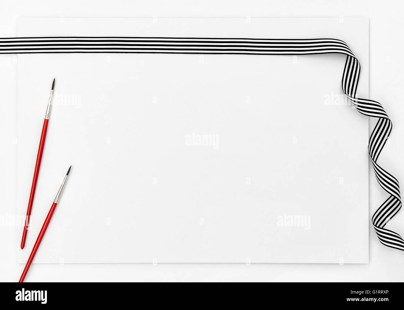 Mise à plat de l'objet d'esquisses pour la peinture, l'écriture et le dessin. La maquette de l'ordinateur portable de l'art avec des pinceaux Banque D'Images