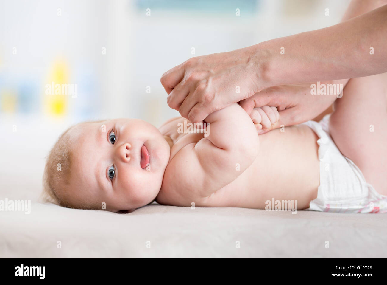 Mère masser son bébé fille Banque D'Images