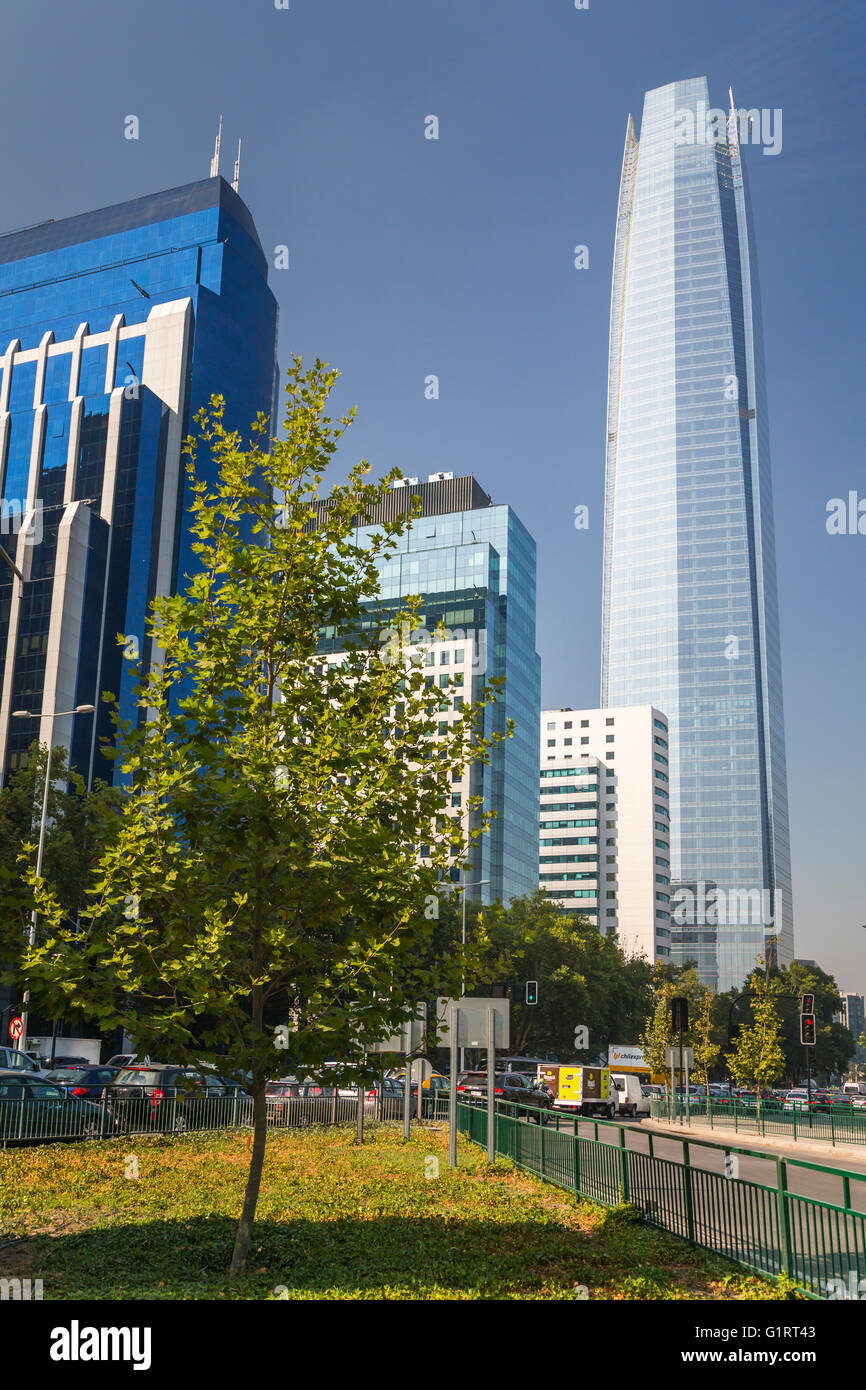 La grande tour de Santiago et le centre commercial Costanero à Santiago, Chili, Amérique du Sud. Banque D'Images
