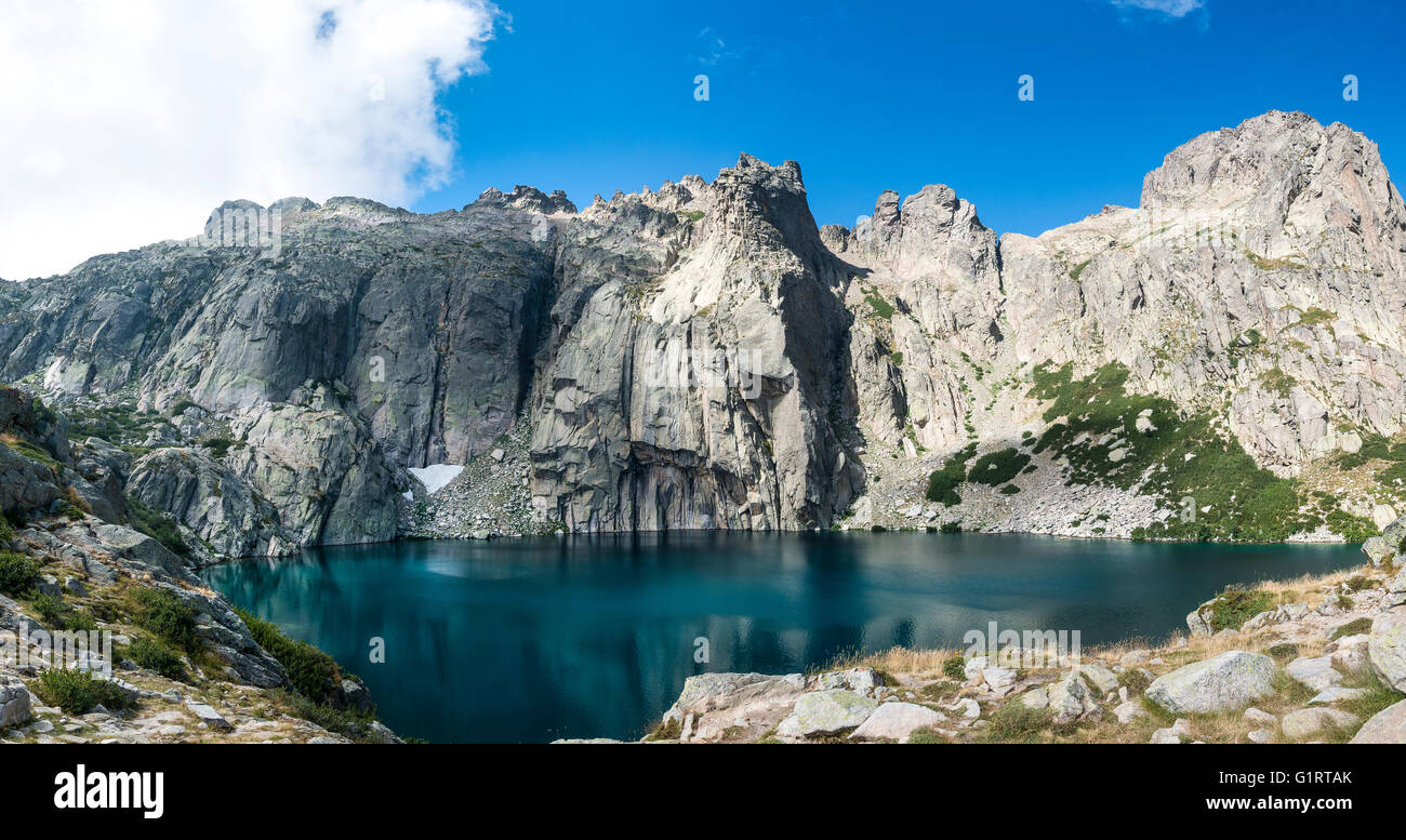 Lac de montagne lac de Capitello entouré par des visages, haute vallée de la Restonica, Corte, Haute-Corse, Corse, France Banque D'Images