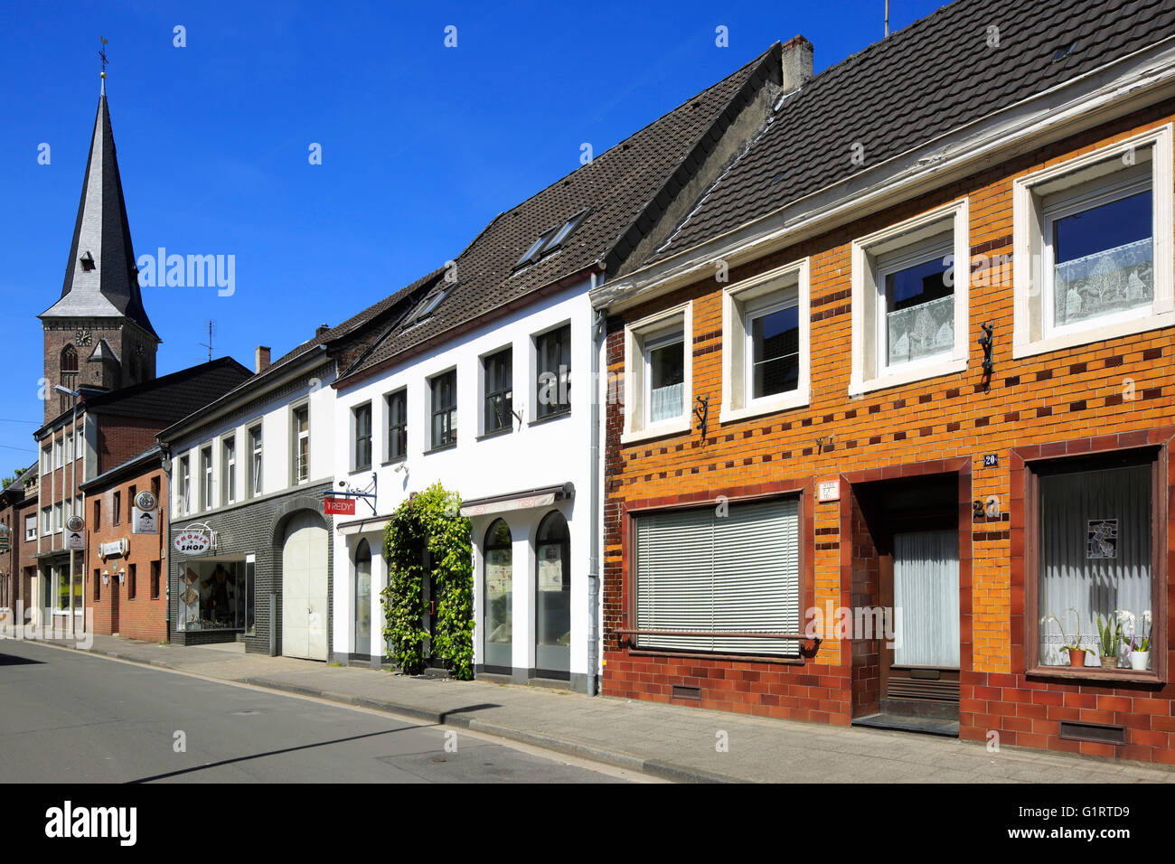 Dans Geschaeftshaeuser Wohnhaeuser und der und Katholische Kirche St. Kehrstrasse Clemens à Nettetal-Kaldenkirchen, Niederrhein, Nordrhein-Westfalen Banque D'Images