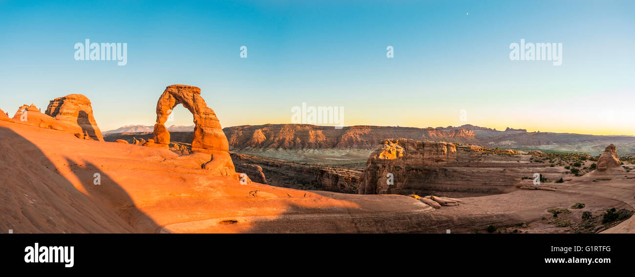 Delicate Arch arche naturelle dans le coucher du soleil la lumière, Arches National Park, Moab, Utah, USA Banque D'Images