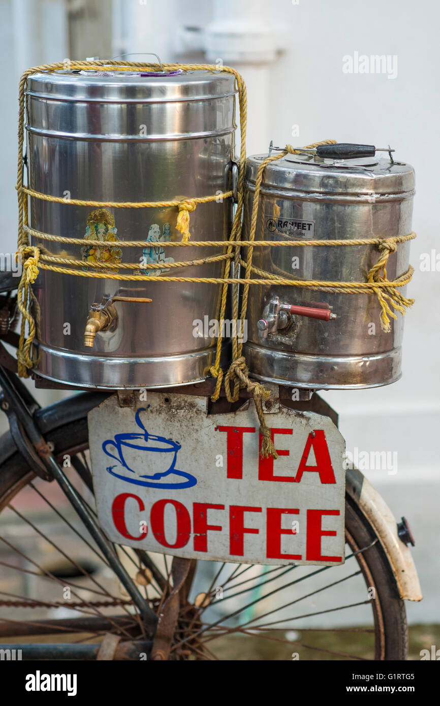 Vente de café et thé, des conteneurs pour le thé et café sur le porte-bagages d'une bicyclette, fort Cochin, Kochi, Kerala, Inde Banque D'Images