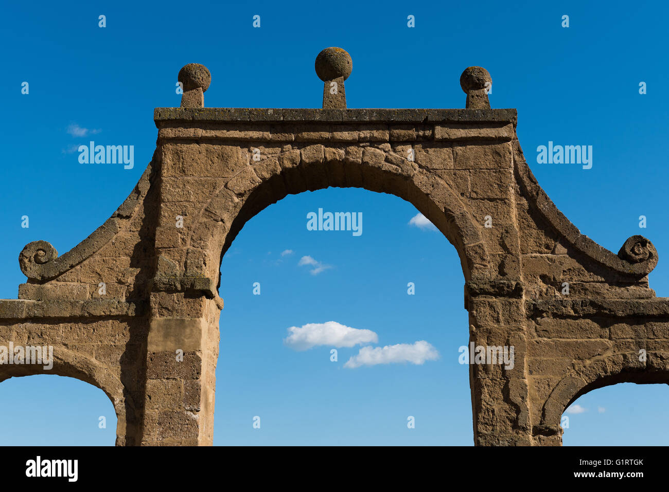 Porche en face de ciel bleu, centre historique, Pitigliano, Maremma, district de Grosseto, Toscane, Italie Banque D'Images
