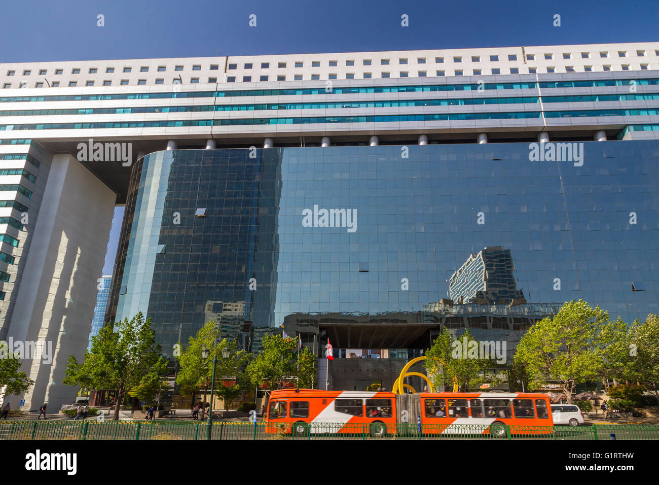 Un immeuble de grande hauteur avec des réflexions à Santiago, Chili, Amérique du Sud. Banque D'Images