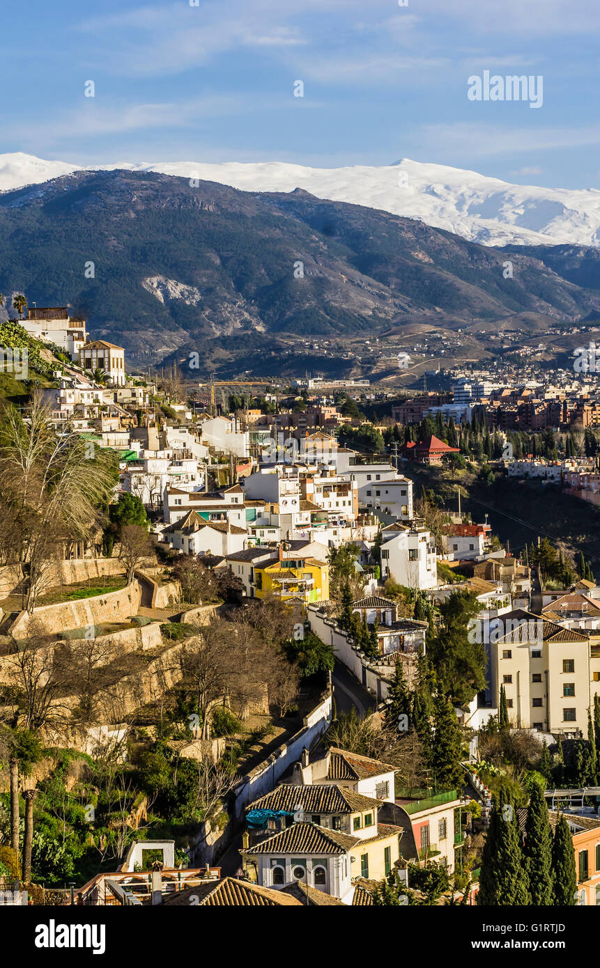 Vue de Grenade, la Sierra Nevada avec neige en arrière-plan, Andalousie, Espagne Banque D'Images Vue de Grenade, la Sierra Nevada avec neige en arrière-plan, Andalousie, Espagne Banque D'Images