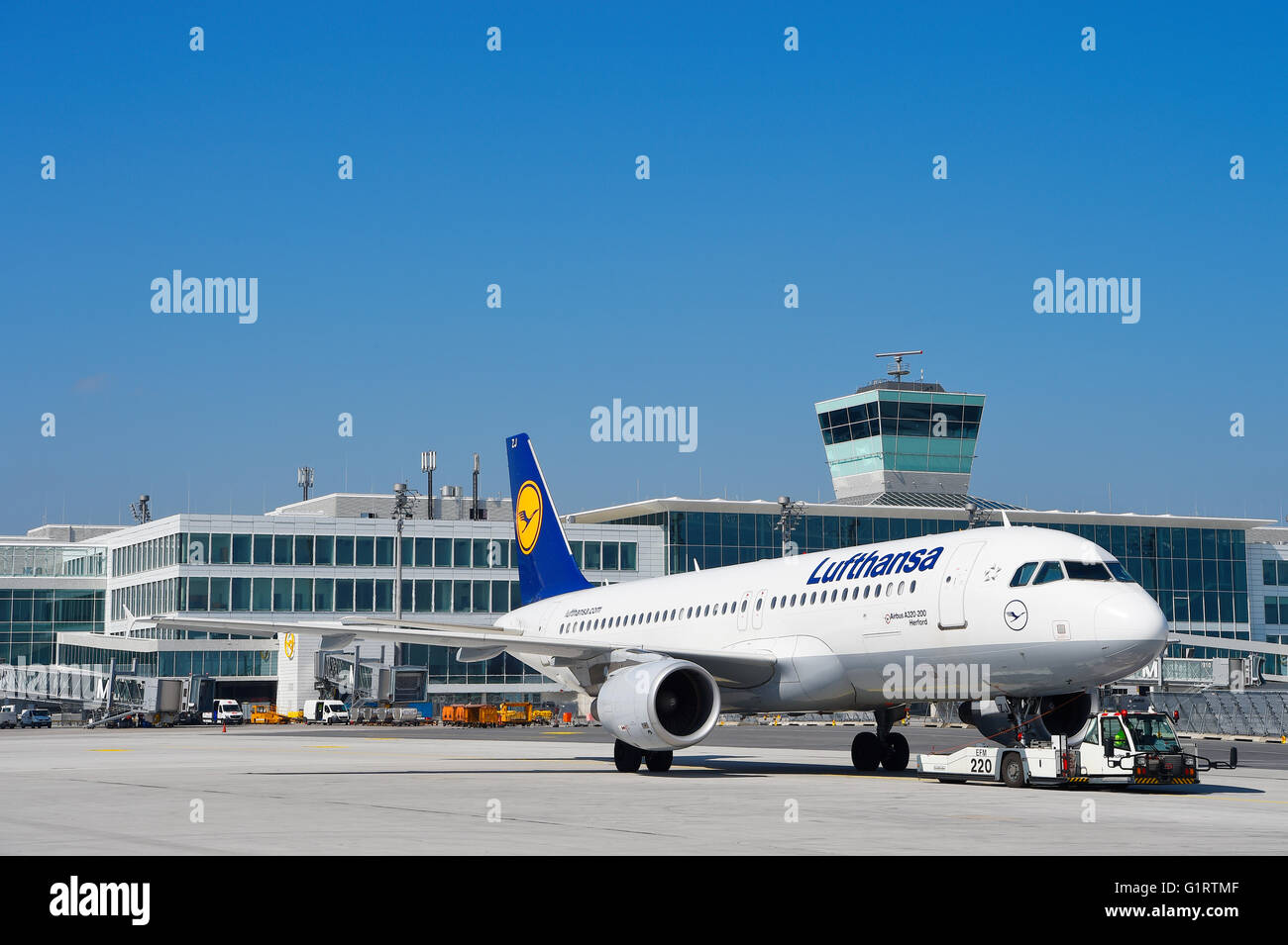 Lufthansa Airbus A 319-100, pushback truck, Tour, satellite, le Terminal 2, Munich, Bavaria, aéroport, Allemagne Banque D'Images