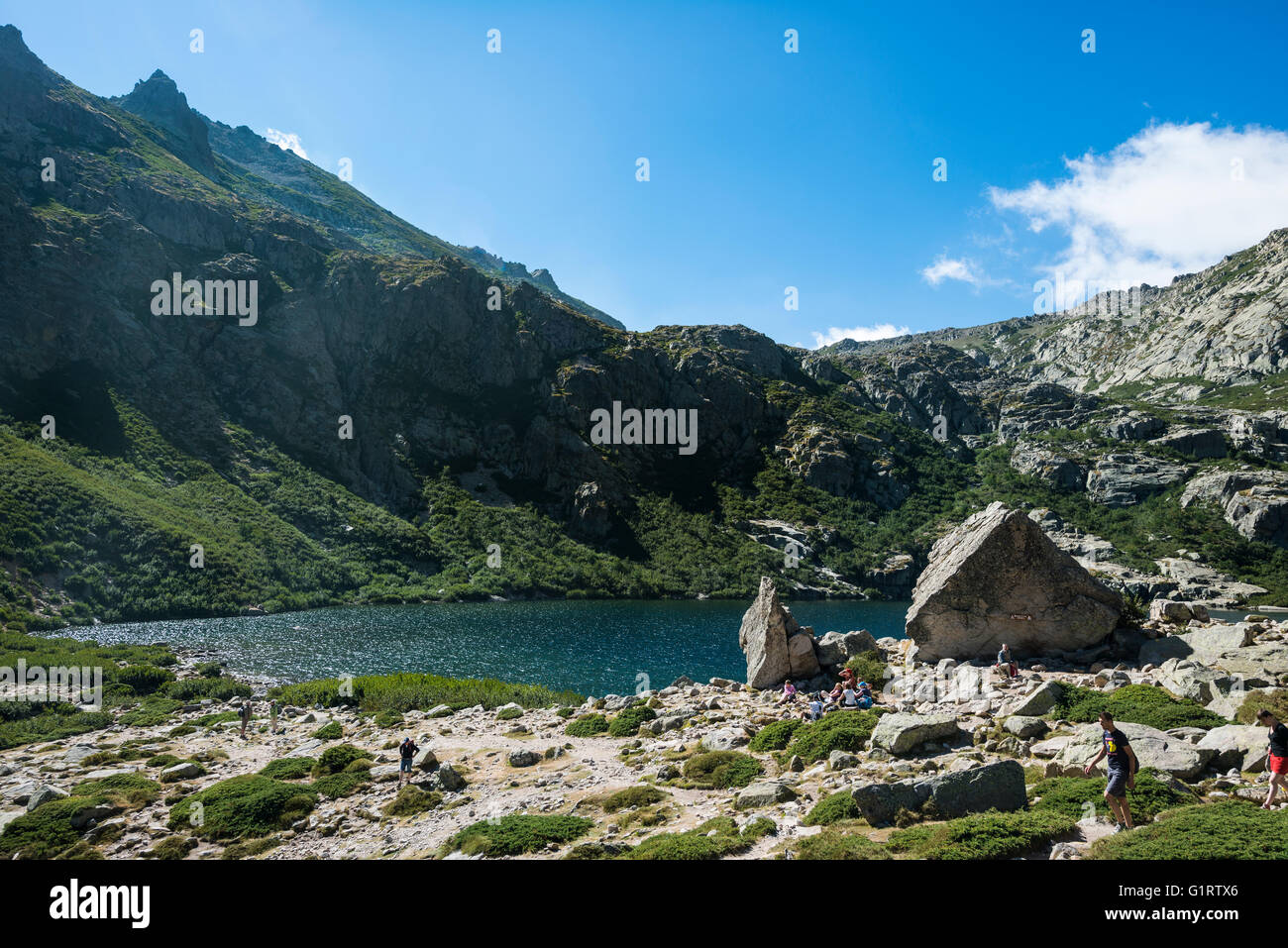 Les Randonneurs de montagne au lac de Melo, haute vallée de la Restonica, source de la rivière de la Restonica, Corte, Haute-Corse, Corse, France Banque D'Images