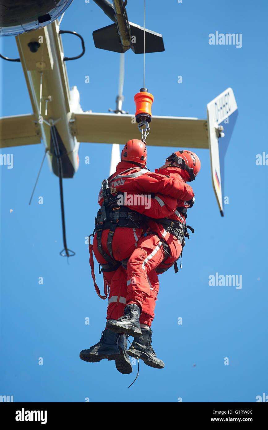 Le sauveteur de hauteurs de pompiers professionnels pratique Wiesbaden avec les forces de l'escadron d'Hesse, Ettringen Banque D'Images