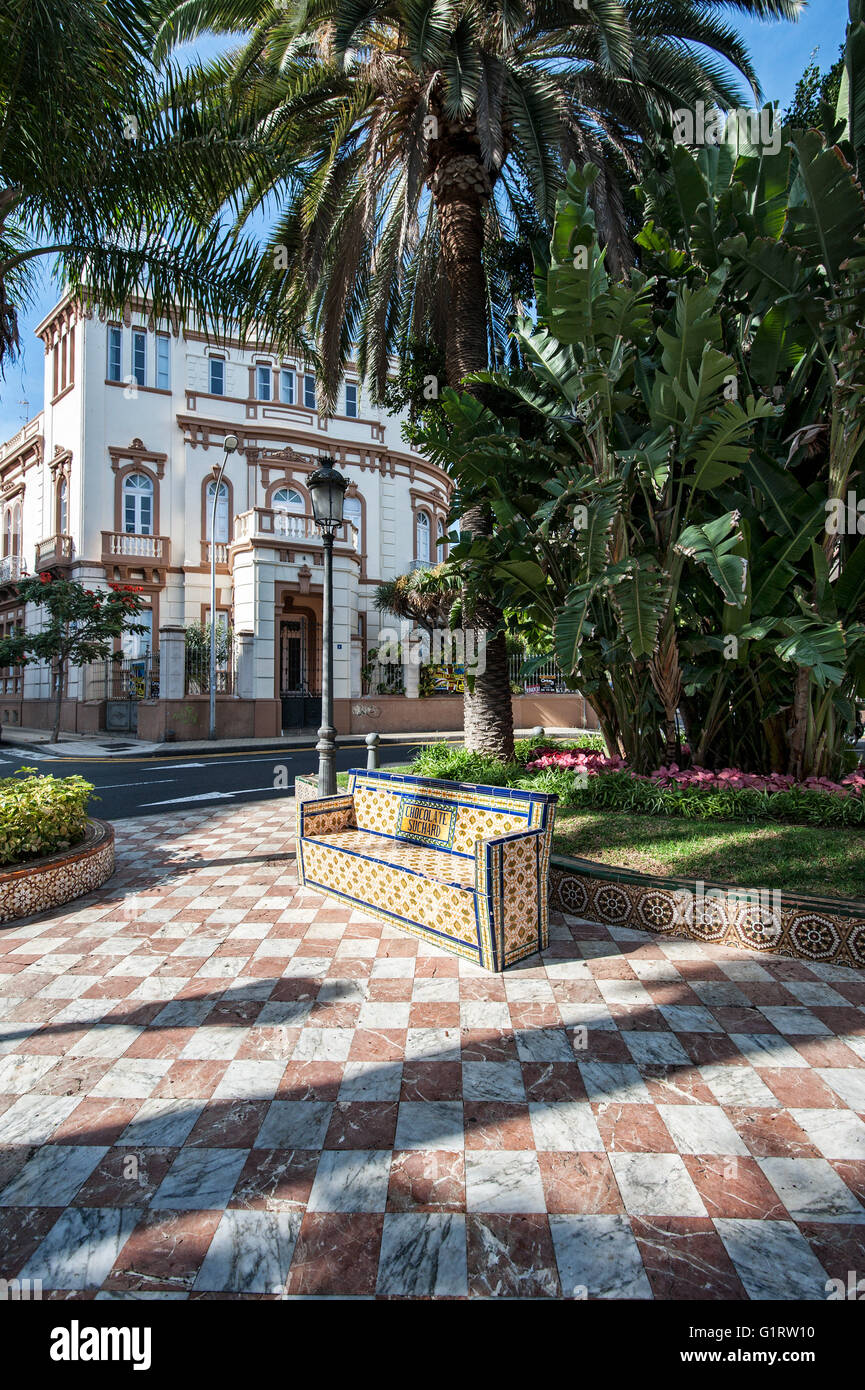 Azulejo de bancs avec tuiles à Plaza 25 de Julio, Santa Cruz de Tenerife, Tenerife, Espagne Banque D'Images