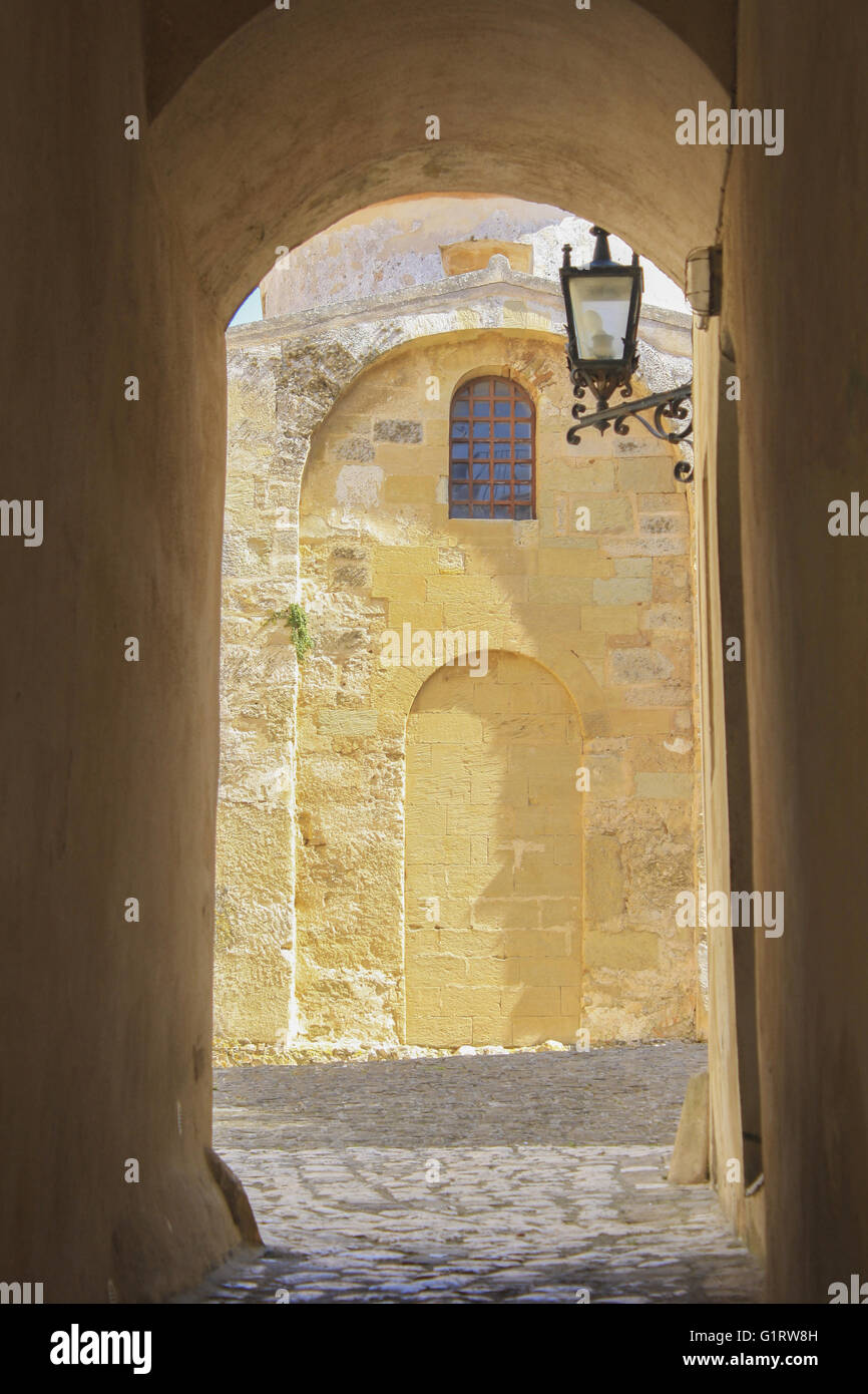 Passage voûté dans le centre historique d'Otrante, street et fenêtre Banque D'Images