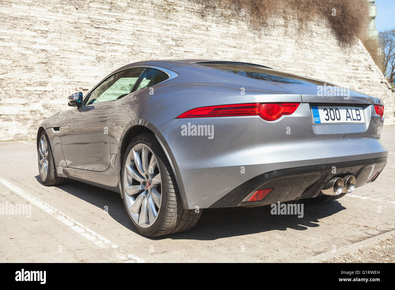 Tallinn, Estonie - 2 mai 2016 : Argent métallisé Jaguar F-Type coupé S, vue arrière. Deux places voiture de sport, basée sur la plate-forme de la XK Banque D'Images
