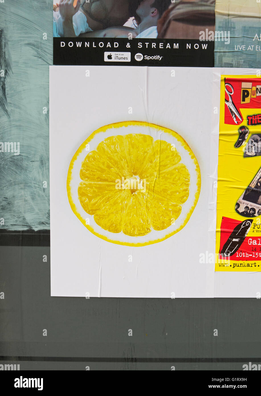 La tranche de citron cryptique affiche annonçant la sortie d'une nouvelle chanson de The Stone Roses. Banque D'Images