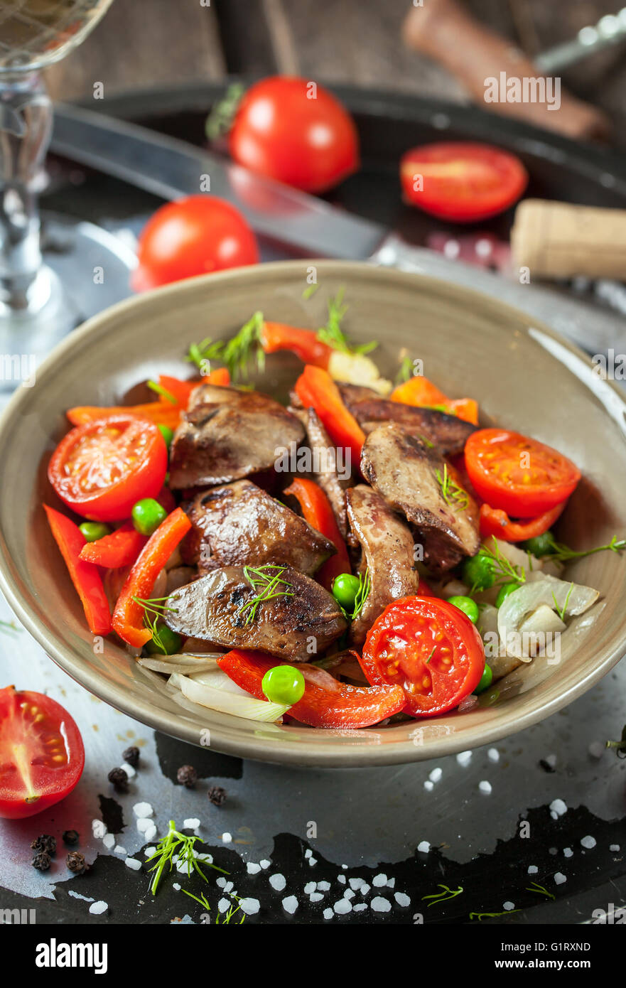 Salade de foie de poulet et légumes Banque D'Images